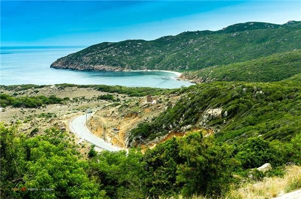 Giữa không gian trầm lắng giữ nguyên vẻ đẹp hoang sơ quyến rũ, bạn sẽ được vùng vẫy trong làn nước mát lạnh, ngắm nhiều cảnh đẹp nên thơ, mạo hiểm trên những vách núi chênh vênh bên bờ biển hoặc khám phá những hang động thiên nhiên tuyệt đẹp. (Ảnh: Internet)