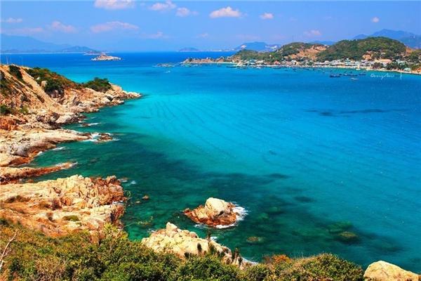 Làn nước xanh trong thấy rõ đáy, những bãi đá đầy sắc màu với cỏ cây chen chúc tạo nên vẻ đẹp hoang sơ, quyến rũ cho Bình Tiên. Bãi biển này đặc biệt là chốn lí tưởng cho những đêm ngắm sao. (Ảnh: Internet)
