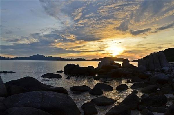 Buổi tối ở biển Bình Tiên, nhớ mang theo những chiếc lều nhỏ để cắm trại qua đêm, cùng ngắm hàng vạn vì sao phản chiếu qua mặt biển êm đềm dưới những làn gió mát rượi từ biển thổi vào. Ngoài ra bạn có thể thuê hoặc mượn cần câu của ngư dân để câu cá, hoặc thưởng thức hải sản vừa tươi vừa rẻ như ốc, mực, ghẹ nữa nhé. (Ảnh: Internet)