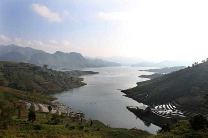 Một góc lòng hồ Sông Đà nhìn từ Mường Giang - Ảnh: Thủy Trần