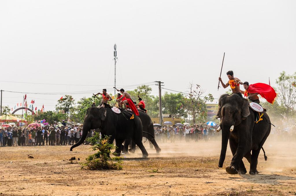 Cuộc đấu diễn ra rất sôi nổi và hào hứng cả trong cuộc đấu lẫn cả khán giả trên sân.