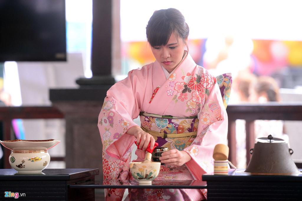 Thiếu nữ Việt thể hiện kỹ thuật trà đạo Nhật Bản.