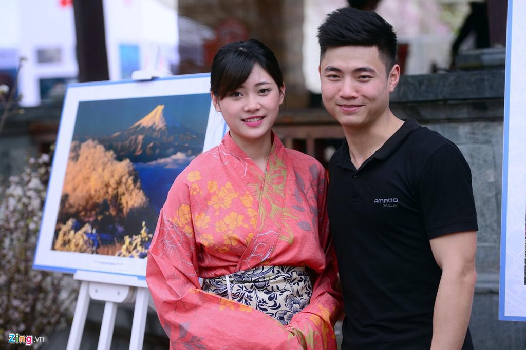 Các bạn trẻ còn có cơ hội chụp ảnh cùng các thiếu nữ mặc trang phục kimono truyền thống...