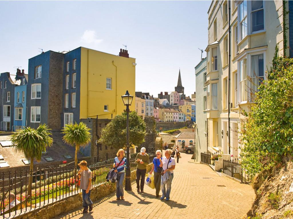 Ở thị trấn ven biển Tenby miền nam xứ Wales, du khách có thể thư giãn với những bãi biển hoang sơ, những đường phố trải sỏi đầy các nhà hàng, cửa hiệu, quán cà phê hay quán rượu. Những bức tường từ thời trung cổ cũng vẫn còn tồn tại đến ngày nay. Ảnh: Flickr/ValeHolidays.