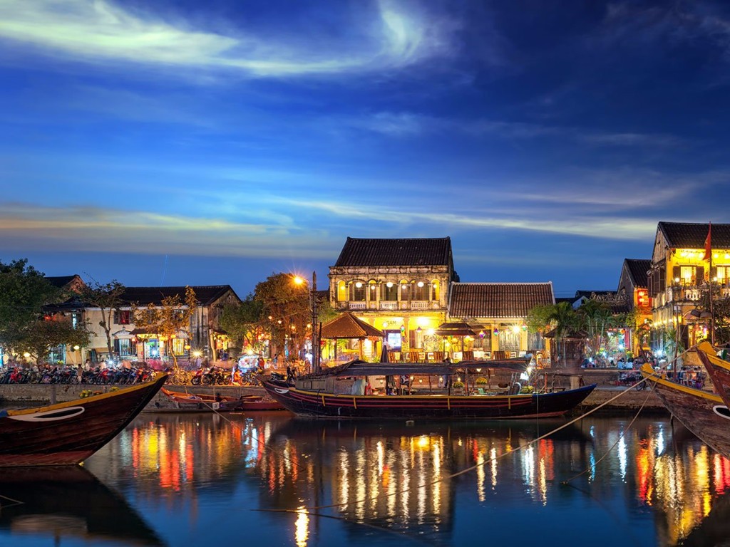 Phố cổ Hội An nằm ở tỉnh Quảng Nam, gần cửa sông Thu Bồn, nổi tiếng với những ngôi nhà cổ được bảo tồn và được UNESCO công nhận là Di sản thế giới. Ảnh: Shutterstock/Banana Republic images.