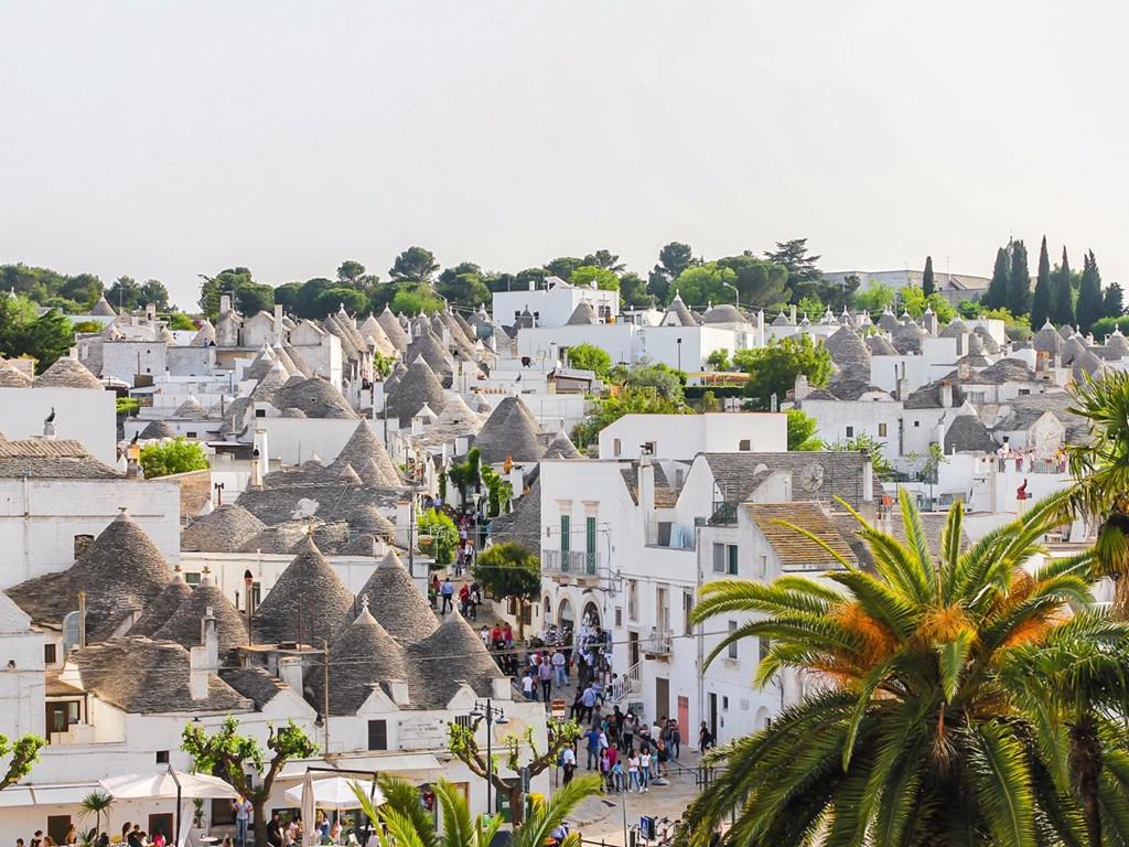 Alberobello, thuộc Puglia, Italy, nổi tiếng với những ngôi nhà có kiến trúc độc đáo được gọi là trulli, mái nhà hình nón lợp bằng đá vôi. Thị trấn được UNESCO xếp vào danh sách Di sản văn thế giới năm 1996.  Ảnh: Shutterstock/Littleaom.