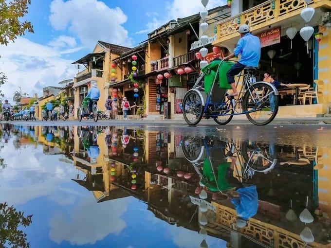 Đội xích lô chở du khách tham quan phố cổ trên đường Bạch Đằng. Du khách có thể bắt xích lô tại đường Phan Chu Trinh hoặc Trần Phú, giá khoảng 150.000 đồng một giờ. Xe đưa bạn đi quanh các ngõ phố cổ. Thời gian thích hợp để trải nghiệm là buổi sáng hoặc xế chiều.