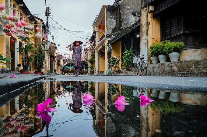 Một đoạn phố Nguyễn Thái Học. Nhiếp ảnh gia Đỗ Anh Vũ (Hội An), tác giả bộ ảnh cho biết, dù đã quen thuộc với mọi ngóc ngách, anh vẫn bị phố cổ hấp dẫn vào những khoảnh khắc khác nhau, đặc biệt khi ghi lại nhịp sống đời thường trong và sau mưa.