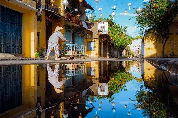 Xe đẩy bán rau củ tại khu vực trung tâm. Sau mưa, phố cổ như được gột rửa, không gian trở nên trong trẻo và dịu mát hơn.