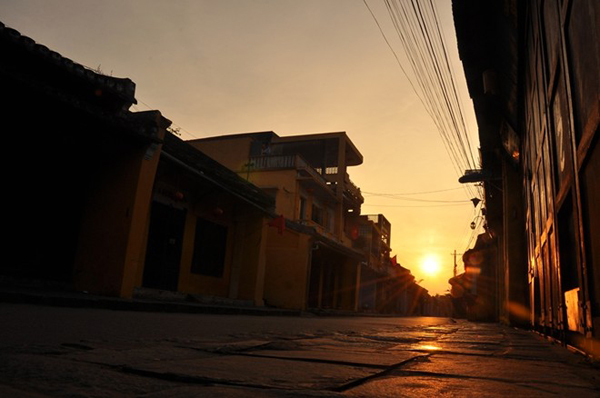Bình minh ló dạng trên phố Cổ những ngày thu về. Ảnh: Ivivu.