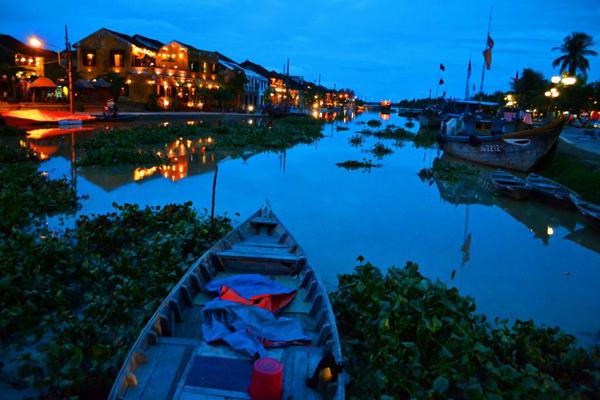 Một góc sông Hoài khi về đêm.