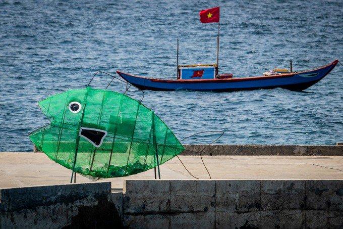 Chiều muộn là thời điểm lý tưởng cho du khách tắm biển, chèo thuyền kayak quanh đảo để ngắm hoàng hôn dần xuống.