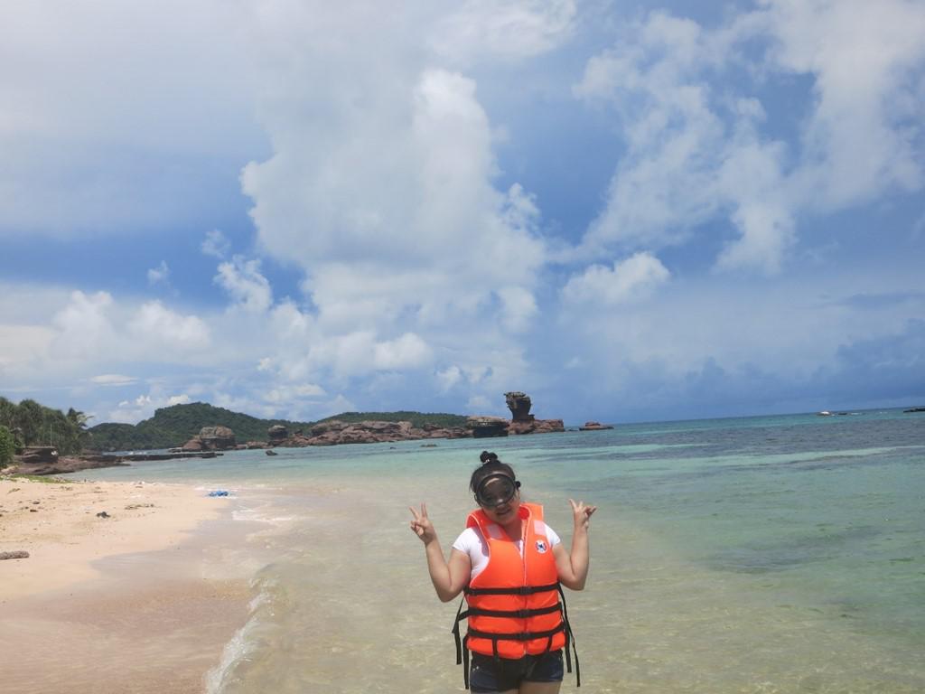 Nằm ở nơi xa nhất về phía nam của quần đảo An Thới, hòn Gầm Ghì đẹp tuyệt vời với bãi biển hoang sơ, những mỏm đá với hình thù kì dị, cát trắng, bên dưới là một thế giới đại dương, rạn san hô dày và rộng kéo ra xa từ phía ngay sát bờ… Mật độ san hô ở đây khá dày, đến mức chỉ cần úp mặt xuống nước đã thấy san hô.