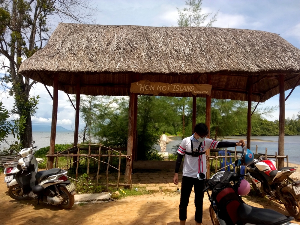 Đảo Hòn Một thuộc xã Bãi Thơm nằm ở phía Đông Bắc đảo Phú Quốc . Có 2 đường để đến Hòn Một. Một là đi dọc tuyến đường Nguyễn Trung Trực, Dương Đông - Bãi Thơm. Hai là xuất phát từ Dương Đông đến Hàm Ninh rồi men theo đường đất đỏ ven biển để đến được Hòn Một.