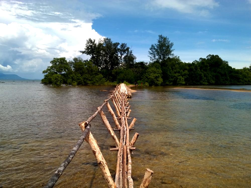 Không cần phải đi tàu ra Hòn Một, nơi này chỉ cách đảo chính Phú Quốc khoảng 200m. Trước đây, bạn có thể đi bộ băng qua con đường trên biển để ra. Đến nay, đường ra Hòn Một đã được xây dựng cầu cho dễ dàng đi lại, nhưng bạn vẫn có thể trải nghiệm cảm giác đi bộ trên biển để đến đây.