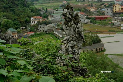 Nàng Tô Thị ôm con hóa đá chờ chồng, nhìn từ thành nhà Mạc. Ảnh: nguyenduc84