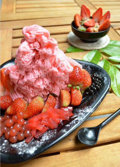 Kem tuyết dâu, 89.000 đồng. Địa chỉ: Hokkaido Snowie, số 35 Hàng Lược, quận Hoàn Kiếm. Ảnh: Trung Nghĩa