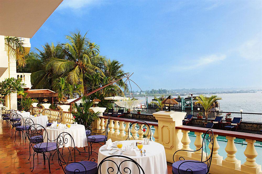 Nhà hàng Bassac nằm bên bờ con sông cùng tên