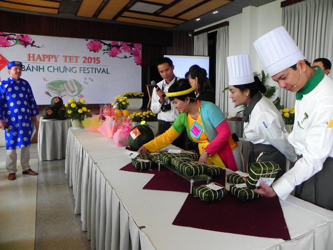 Ban giám khảo của Lễ hội bánh chưng 2015 gặp khó khăn khi chọn ra chiếc bánh đẹp nhất trong số những chiếc bánh "ngang tài ngang sức".