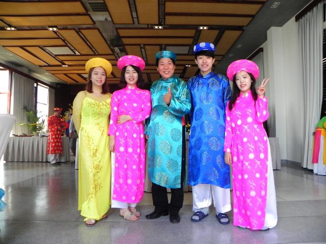 Thầy trò người Hàn Quốc trong bộ áo dài, khăn đóng của Việt Nam trước khi bắt tay vào dự thi làm bánh chưng. Họ đến Việt Nam để trao đổi văn hóa và tỏ ra thích thú với hoạt động lễ hội.