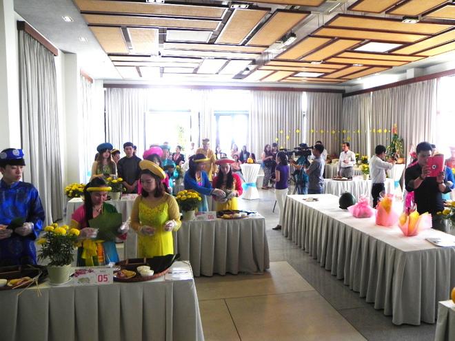 Sự kiện diễn trong hội trường khá rộng, những chiếc bàn được kê ngay ngắn, bên trên đều được chuẩn bị những mâm nguyên liệu để gói bánh.