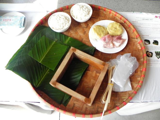 Nguyên liệu gói bánh chưng bao gồm gạo nếp đã được ngâm qua đêm, đậu xanh, thịt nạc, lá chuối, khuôn tạo hình và dây lạt...