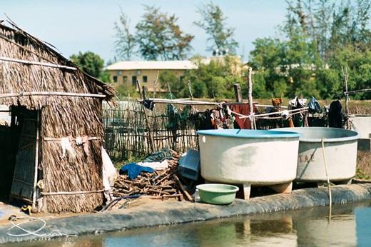 Người dân ở đây sống chủ yếu bằng nghề chài lưới. Dù cuộc sống vẫn còn nhiều khó khăn nhưng họ đang cố gắng thay đổi từng ngày, làm cho xã đảo ngày một tươi đẹp hơn. (Ảnh: Internet)