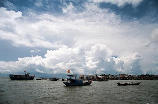 Những khối mây cuồn cuộn bên trên sóng nước mênh mông làm nổi bật các chiếc thuyền đơn sơ. (Ảnh: Internet)