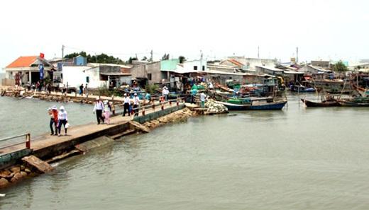 Và cũng chính tại nơi đây, bạn sẽ cảm nhận rõ rệt nhất hơi thở của nhịp sống chốn xã đảo Thạnh An. Thuyền tấp nập cập bến, những ngôi nhà đơn giản, người đi đi lại lại trên bờ kè đông vui và gần gũi. (Ảnh: Internet)
