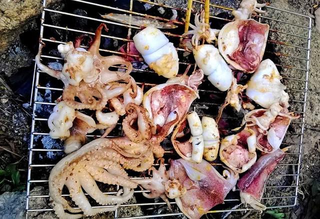 Thưởng thức hải sản nướng tại biển luôn là trải nghiệm ẩm thực thú vị.