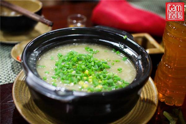 Ngoài cháo gà nấm, thực đơn ở đây còn có nhiều món ngon hấp dẫn không kém như cháo tôm, cháo sườn, cháo cá hồi. (Ảnh: Internet)