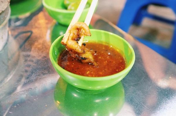 Chấm miếng thịt nóng hổi, thơm lừng trong nước sốt cay mặn màu cam đỏ, đảm bảo người ta phải ứa nước miếng vì quá tươi ngon. (Ảnh: Internet)