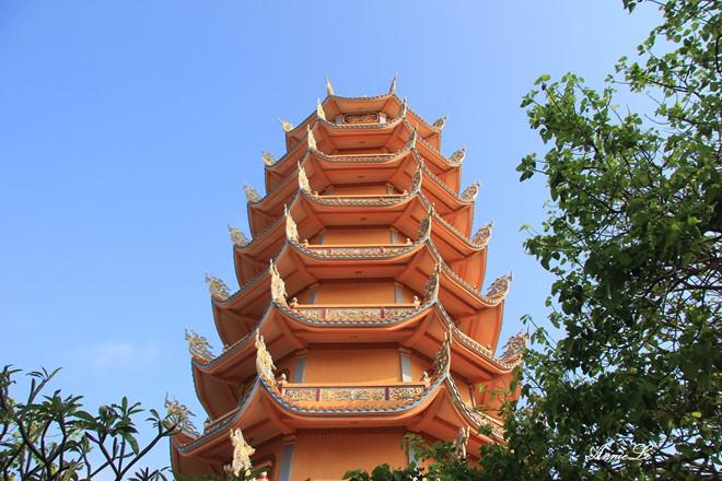 Vòng hết một vòng quanh đảo, quay về hướng Tam Thanh, Ngũ Phụng, các bạn có thể ghé thăm chù Linh Quang, ngôi chùa lớn nhất trên đảo.