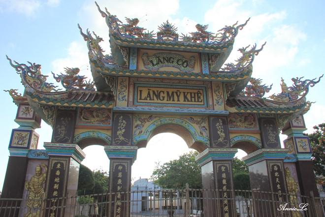 Sau đó, bạn hãy ghé làng chài Mỹ Khê, đi dạo trên bờ kè chắn sóng bao bọc hết mặt phía Tây đảo.