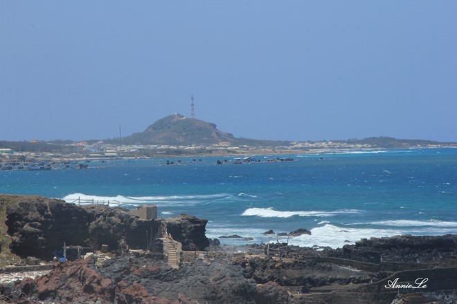 Phú Quý cách cảng Phan Thiết khoảng 120 km. Từ TP HCM, bạn có thể đi xe khách, tàu hỏa hoặc xe máy đến Phan Thiết, rồi đi tàu ra đảo. Thời gian di chuyển ra đảo khoảng 4 tiếng.