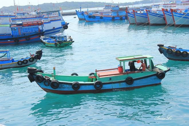 Ngay khi đặt chân lên cảng chính, bạn sẽ thấy ngay làn nước xanh và trong vắt của biển Phú Quý.
