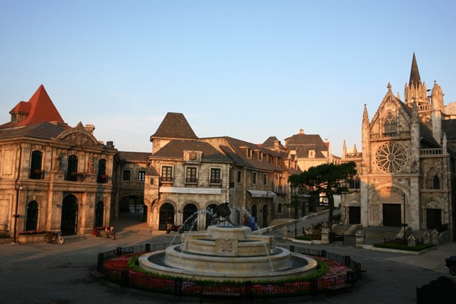 Nước Pháp là văn qua những tác phẩm của Victor Hugo, là màu sắc qua những bức tranh của Leonardo Da Vinci, là âm thanh trong những bản tình ca. Hiện nay, người Việt đã được “chạm” vào nước Pháp ngay trên chính mảnh đất quê hương mình để đắm chìm trong vẻ quyến rũ của những ngôi nhà cổ kính giữa trung tâm làng Pháp tại Bà Nà Hills.