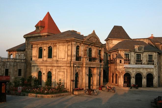 Làng Pháp được bố cục đúng theo mô hình của một làng cổ tại nước Pháp - quốc gia đặc trưng cho lối kiến trúc lãng mạn với nhà thờ, đài phun nước, quảng trường, các con phố đi bộ tỏa ra nhiều ngõ ngách để du khách ngỡ rằng mình đang dạo bước giữa châu Âu. Bạn có thể ngắm nhìn vạt nắng cuối chiều loang trên những bức tường đậm màu cổ kính.