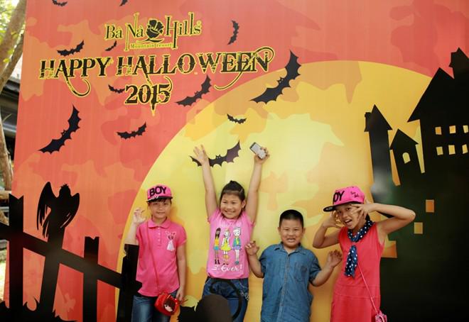 Đặc biệt hơn, mùa Halloween năm nay, trong hai ngày 30-31/10 tại Bà Nà Hills, du khách sẽ được gặp gỡ, giao lưu, chụp hình kỷ niệm với những nhân vật ma nổi tiếng trong các cuốn tiểu thuyết hay phim điện ảnh như nữ hoàng trái tim, thuyền trưởng Hook, nữ hoàng ác quỷ, búp bê ma, Dracula…