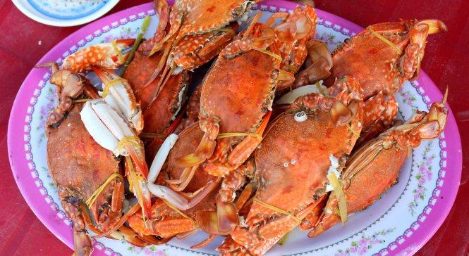 Ghẹ luộc chấm muối tiêu chanh - Ảnh: VÕ QUÝ CẦU