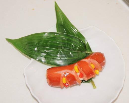 Có nguồn gốc từ Ý, polenta là loại bột bắp vàng đựơc xay nhỏ nhưng không nhuyễn mịn như bột mì. Polenta thường được dùng cho những món súp, bánh bắp và một số loại bánh ngọt. Xúc xích Polenta là sự kết hợp hoàn hảo giữa polenta, bắp, phô mai… sẽ đem lại cho bạn trải nghiệm ẩm thực cực lạ và đáng nhớ với đủ hương vị béo béo, mằn mặn hòa lẫn vào nhau. (Ảnh: Internet)