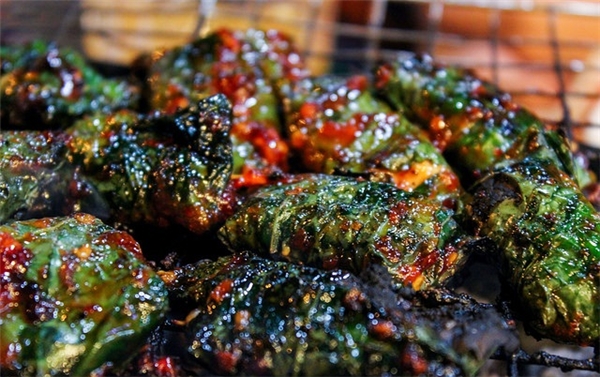 Là sự kết hợp đầy sáng tạo giữa bò nướng lá lốt và gà sốt phô mai. Gà phô mai lá lốt thu hút thực khách bởi vị ngọt của thịt gà hòa quyện với phô mai beo béo, thoang thoảng là mùi thơm hấp dẫn của lá lốt nướng. Đây là lựa chọn số một cho những ngày cuối năm se lạnh như thế này. (Ảnh: Internet)