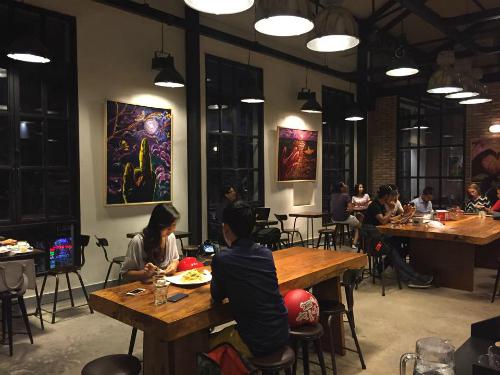 Những chiếc bàn gỗ dài được đặt trong không gian ánh sáng vàng ấm cúng, bạn có thể gọi vài món ăn tây như pasta, sandwich, salad... Món ăn có giá dao động từ 65.000 đến 140.000 đồng. Ảnh: Thảo Nghi