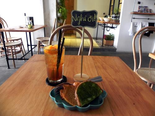 Món trà đào cùng đĩa bánh bò hấp dẫn ở quán. Ảnh: Tường Ý
