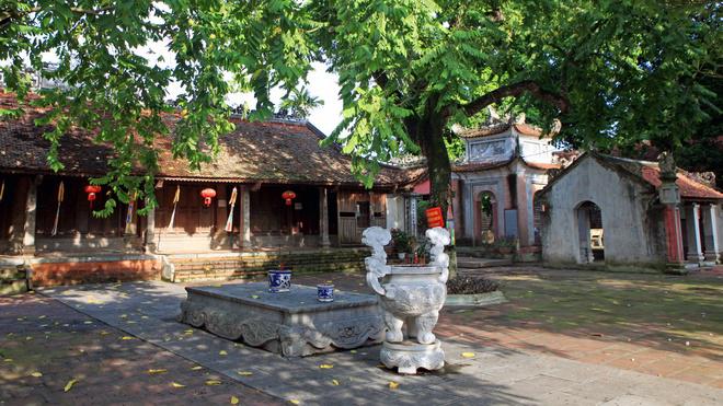 Chùa có mặt bằng bề thế, được làm theo kiểu “nội công, ngoại quốc”: phía trước là nơi thờ Phật, phía sau là nơi thờ Thánh. Kiểu chùa như vậy thường được gọi là chùa “Tiền Phật, Hậu Thánh”. Hai bên tòa thượng điện còn có hai dãy hành lang bao bọc.