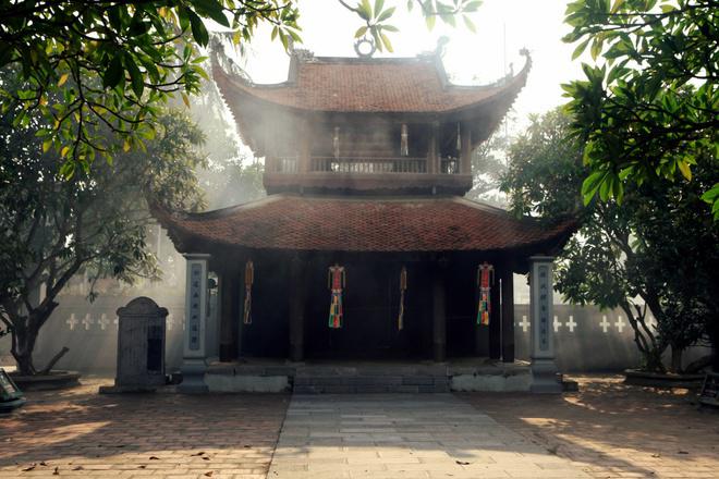 Trong khuôn viên có nhiều cây cổ thụ, vườn hoa cây cảnh xen với các công trình kiến trúc khá đẹp mắt và tôn thêm vẻ u tịch của chốn tu hành. Trên hình là gác chuông của chùa.