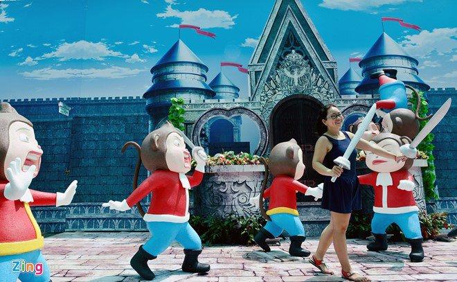 Tái hiện cảnh những chàng trai ra trận bảo vệ nhà vua trong phim Ba người lính ngự lâm. Khách tham quan có thể dùng kiếm giả để diễn cảnh đánh nhau vui nhộn này.