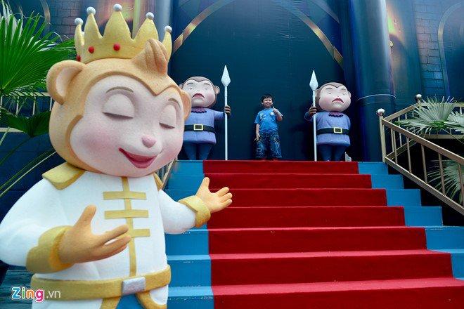 Nhà vua mời cô bé lọ lem vào cung điện. Khu vui chơi này đón khách tham quan từ ngày 30/5-26/6.