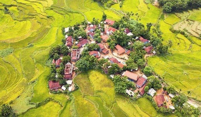 Làng của người dân tộc Hrê nhìn từ trên cao, thuộc địa phận xã miền núi Sơn Ba, huyện Sơn Hà. Quảng Ngãi có 14 huyện, thành phố, trong đó Sơn Hà và Sơn Tây được cho là nơi có ruộng bậc thang đẹp nhất.