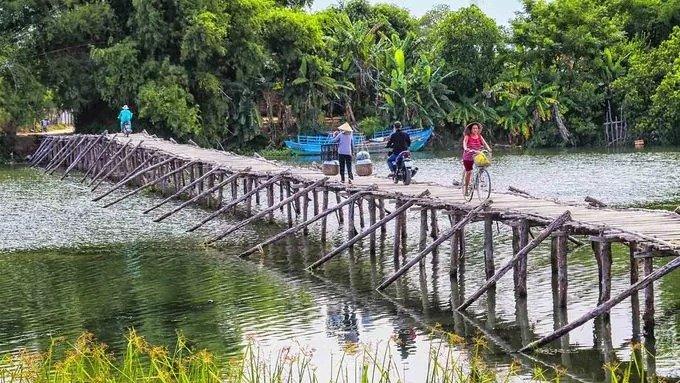 Cây cầu tre bắc ngang chi lưu con sông Trà Bồng, đoạn chảy qua xã Bình Dương, huyện Bình Sơn. Trà Bồng là con sông nổi tiếng Quảng Ngãi, được nhắc tới trong tác phẩm “Nhớ con sông quê hương” của nhà thơ Tế Hanh: “Quê hương tôi có con sông xanh biếc. Nước gương trong soi tóc những hàng tre”.
